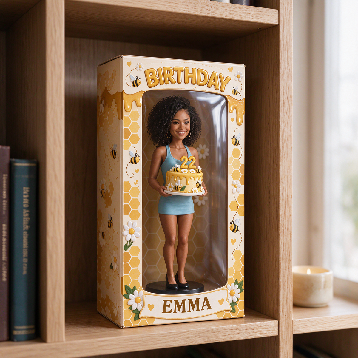 Boîte d'Affichage d'Anniversaire Personnalisée - Figurine Portrait, Gâteau Abeille, Nom et Âge