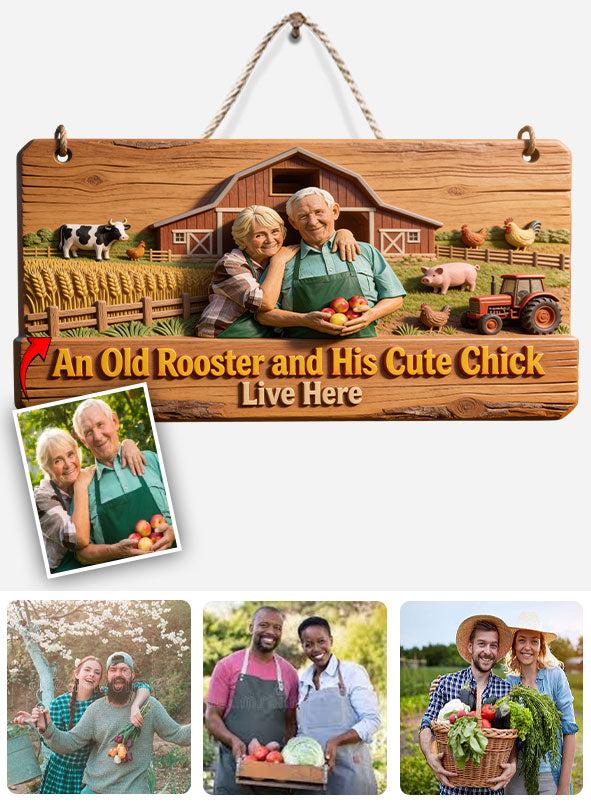 Bauernpaar, ein alter Hahn und sein süßes Küken leben hier - personalisiertes Bauern-Holzschild in individueller Form