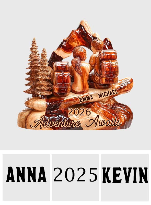 L'aventure vous attend en couple de randonneurs ! - Plaque en bois personnalisée pour la randonnée