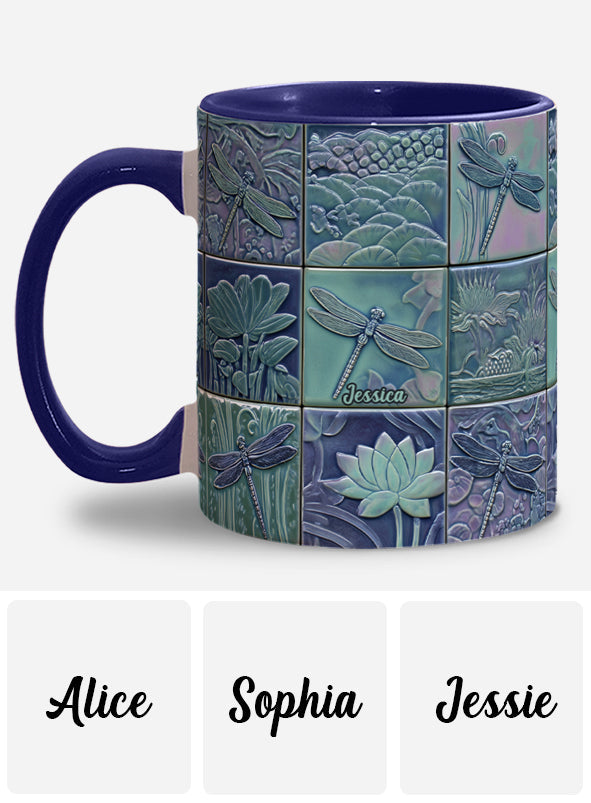 Einfach ein Mädchen, das Libellen liebt – Personalisierte Tasse mit Libellenmotiv