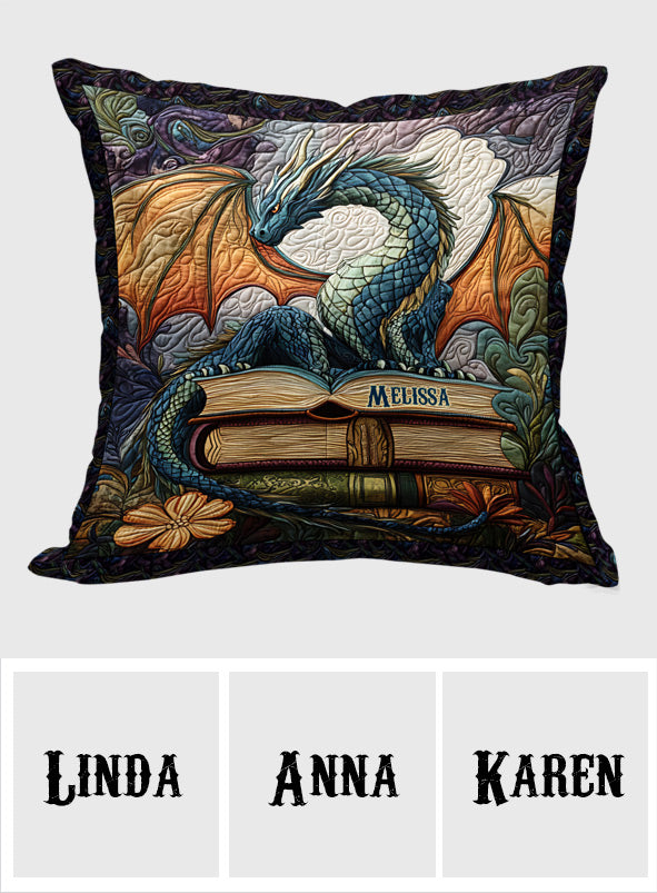 Je ne suis pas un rat de bibliothèque, je suis un dragon des livres - Coussin décoratif personnalisé en forme de livre