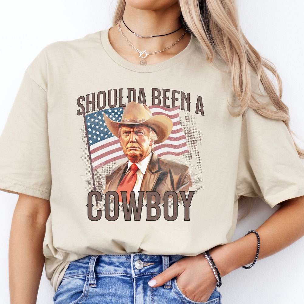 „Hätte ein Cowboy sein sollen“ – Lustiges Trump 2024 MAGA-Shirt, USA-Shirt zum 4. Juli, Geschenk für Trump-Unterstützer, Trump-Kundgebung, Retro-Western-T-Shirt mit amerikanischer Flagge und Hoodie