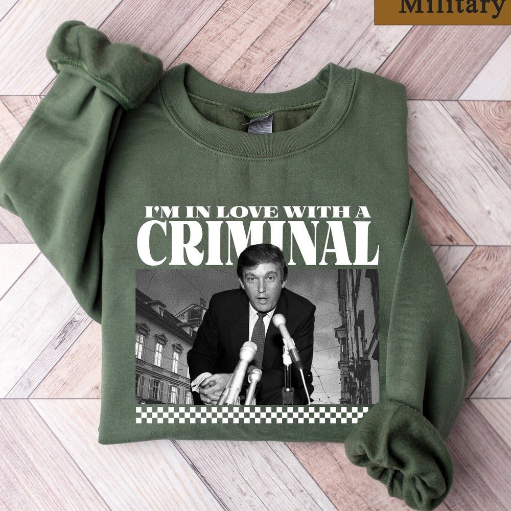 Ich bin in einen kriminellen Trump-Anhänger verliebt – T-Shirt, sarkastisches Donald-Trump-Shirt, lustiges Trump-2024-Shirt, Geschenke für Republikaner, Wahl-Shirt für Damen (T-Shirt & Hoodie)