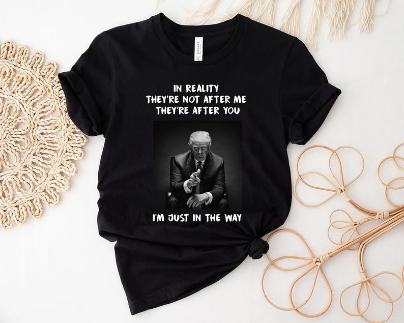 In Wirklichkeit sind sie nicht hinter mir her, sondern hinter dir – T-Shirt & Hoodie 0924