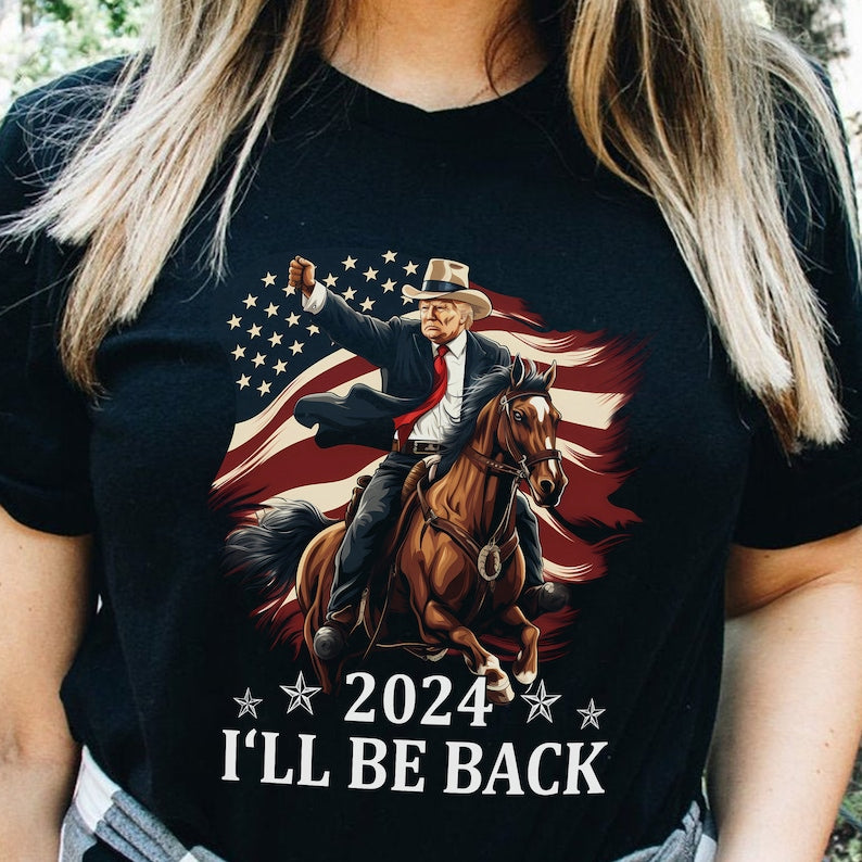 Trump reitet auf einem Pferd mit der amerikanischen Flagge – T-Shirt & Hoodie 0924