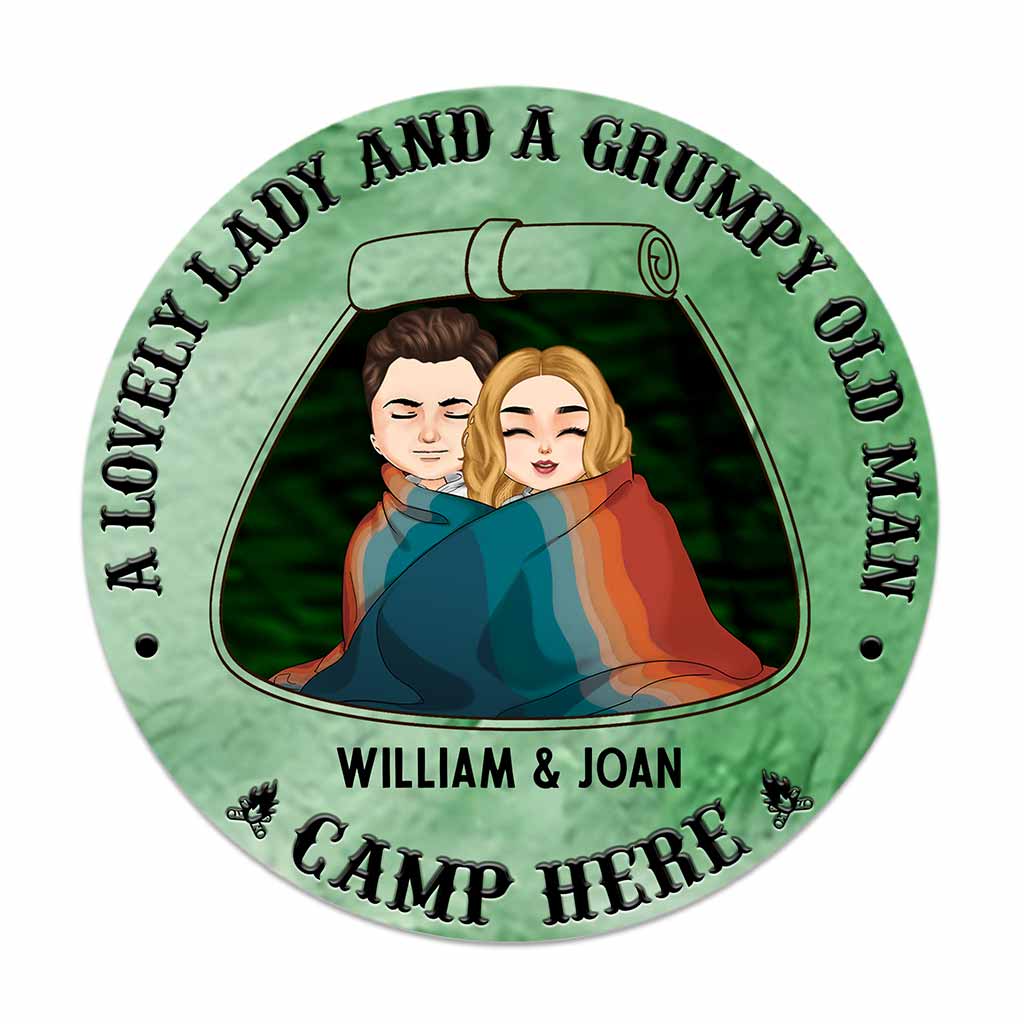 Une charmante dame et un vieux grincheux campent ici - Panneau rond en bois personnalisé pour couple