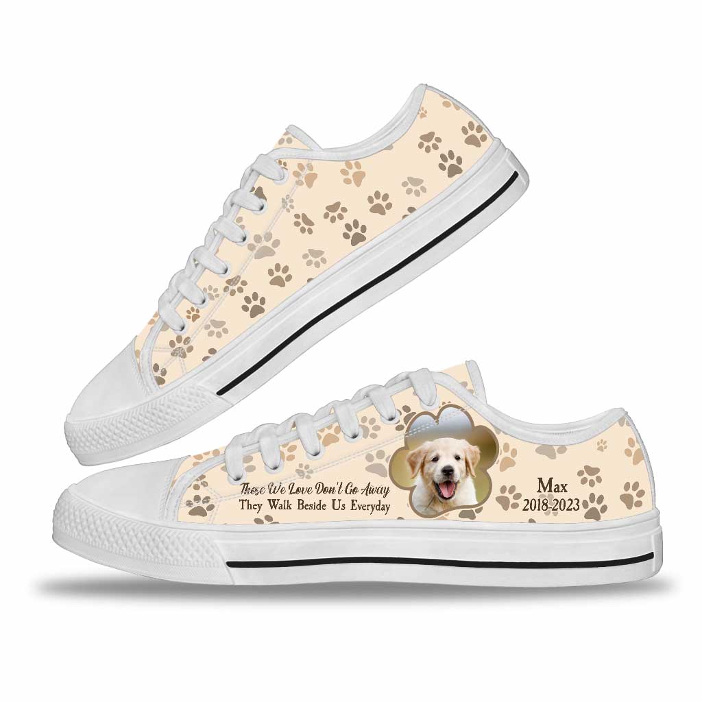 Diejenigen, die wir lieben, gehen nicht weg – personalisierte Hundeschuhe (niedriger Schaft).