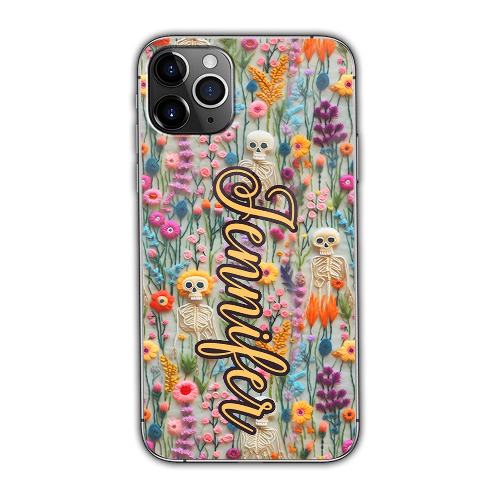 Handyhülle mit Totenkopfmotiv und Blumenskelett – Personalisierte Totenkopf-Handyhülle