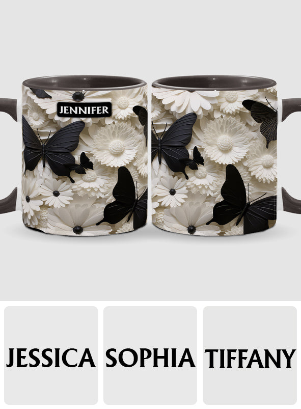 Elegante schwarz-weiße Schmetterlinge und Blumen – personalisierte Tasse mit Schmetterlingsmotiv