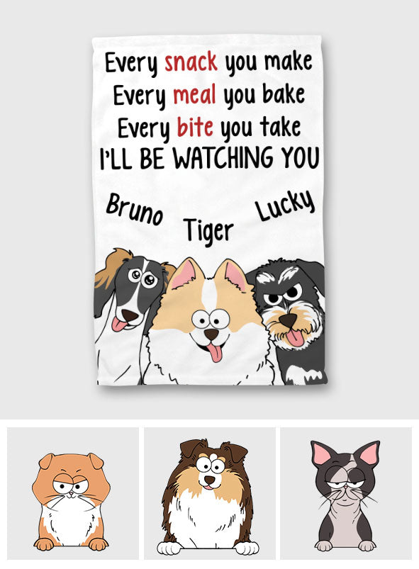 Je vous surveillerai à chaque en-cas que vous préparerez - Cadeau pour les amoureux des chiens et des chats - Serviette personnalisée