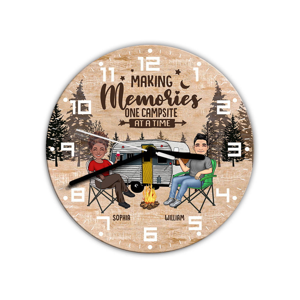 Happy Camper – Personalisierte Camping-Wanduhr
