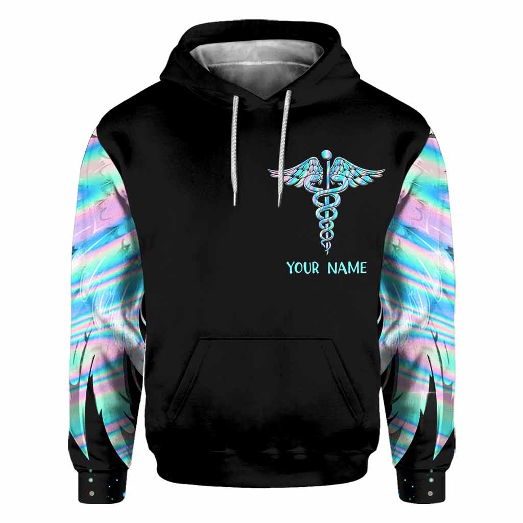 Die Flügel kamen mit dem OP-Kittel – Personalisiertes T-Shirt und Hoodie mit Krankenschwester-Motiv