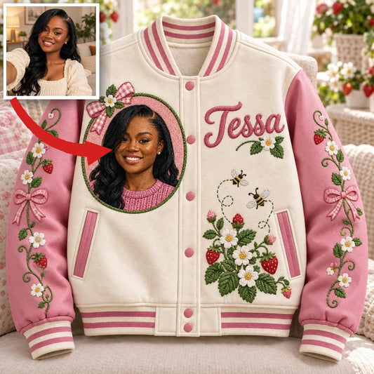 Veste Varsity Personnalisée Fraise - Cadeau d'Anniversaire Femme avec Portrait et Nom