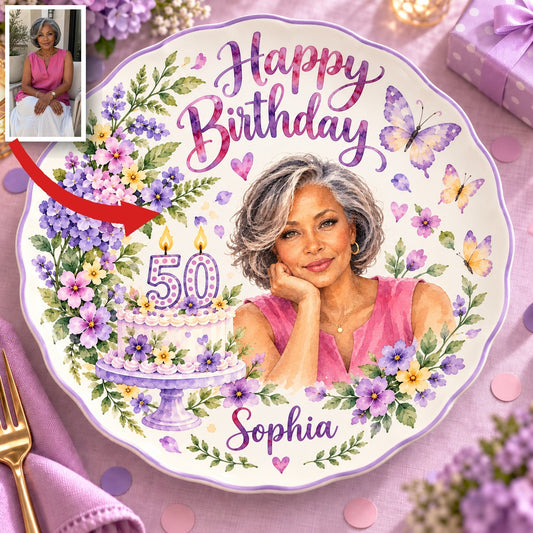 Assiette ronde en céramique personnalisée pour anniversaire - Portrait floral violet à bords festonnés, nom et âge personnalisés