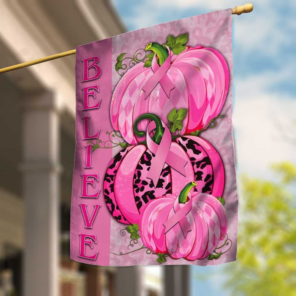 Pinke Schleife und Kürbis – Hausflagge zur Sensibilisierung für Brustkrebs 0822