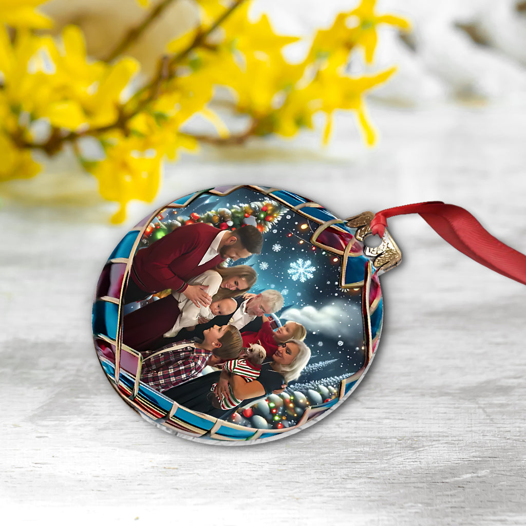Kugel mit verschneiter Hütte – personalisierter Familienschmuck
