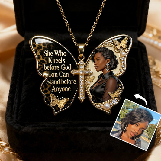 Celle qui s'agenouille devant Dieu peut se tenir debout devant n'importe qui - Collier pendentif personnalisé en métal en forme d'Afro-Américaine
