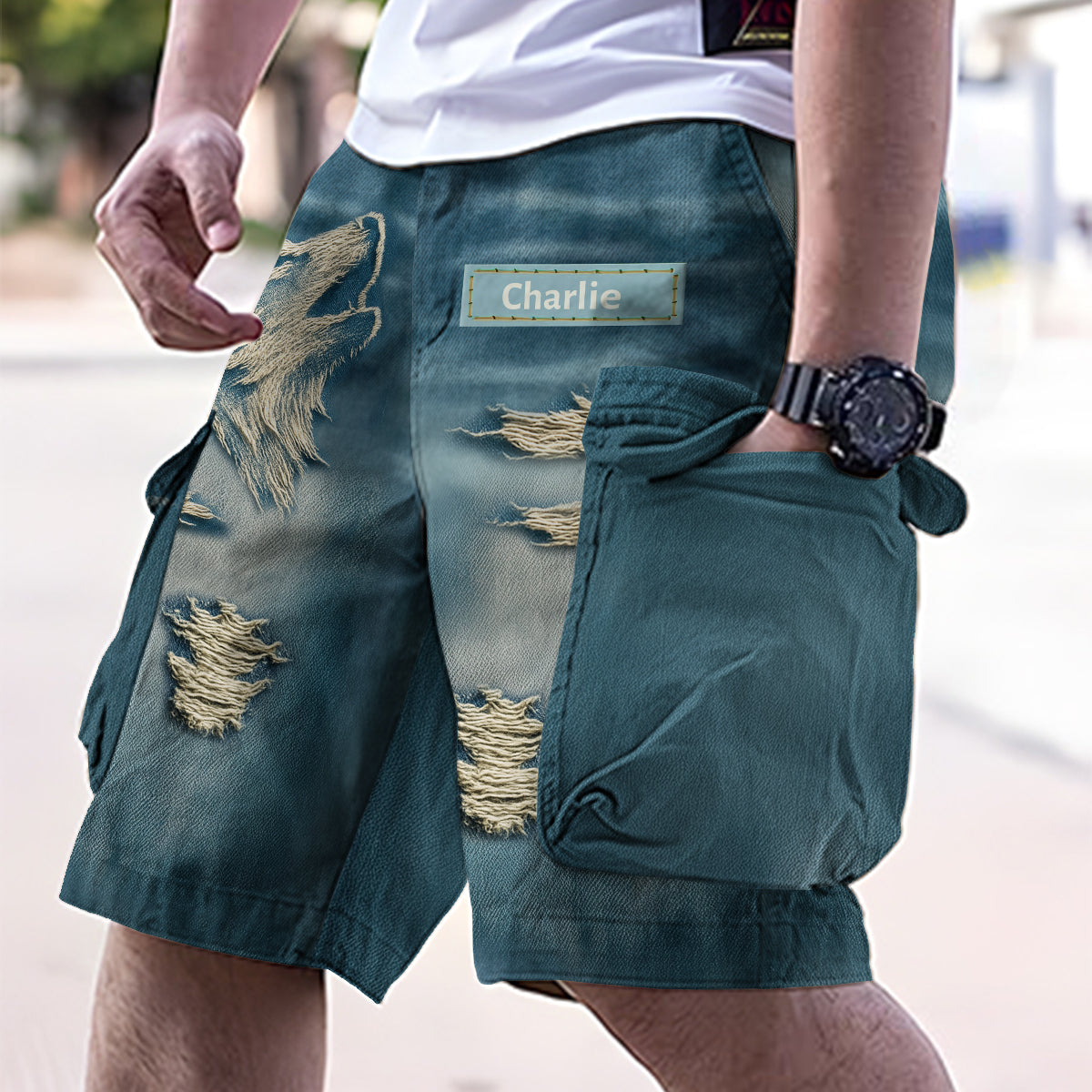 Short cargo personnalisé avec ceinture, motif loup hurlant effet vieilli.