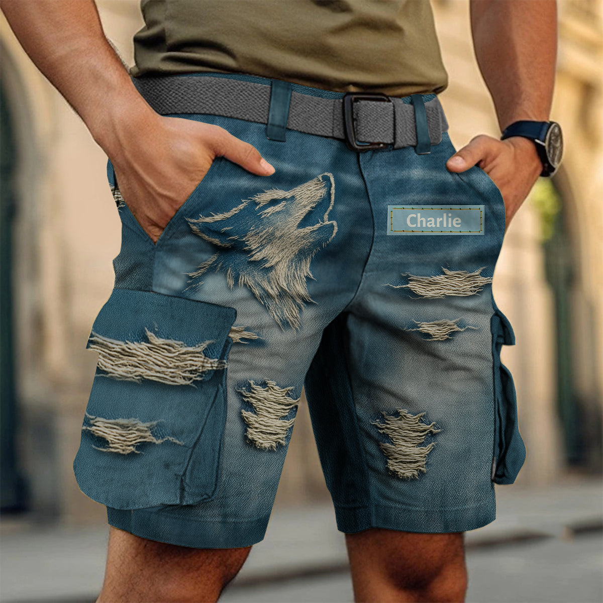 Short cargo personnalisé avec ceinture, motif loup hurlant effet vieilli.