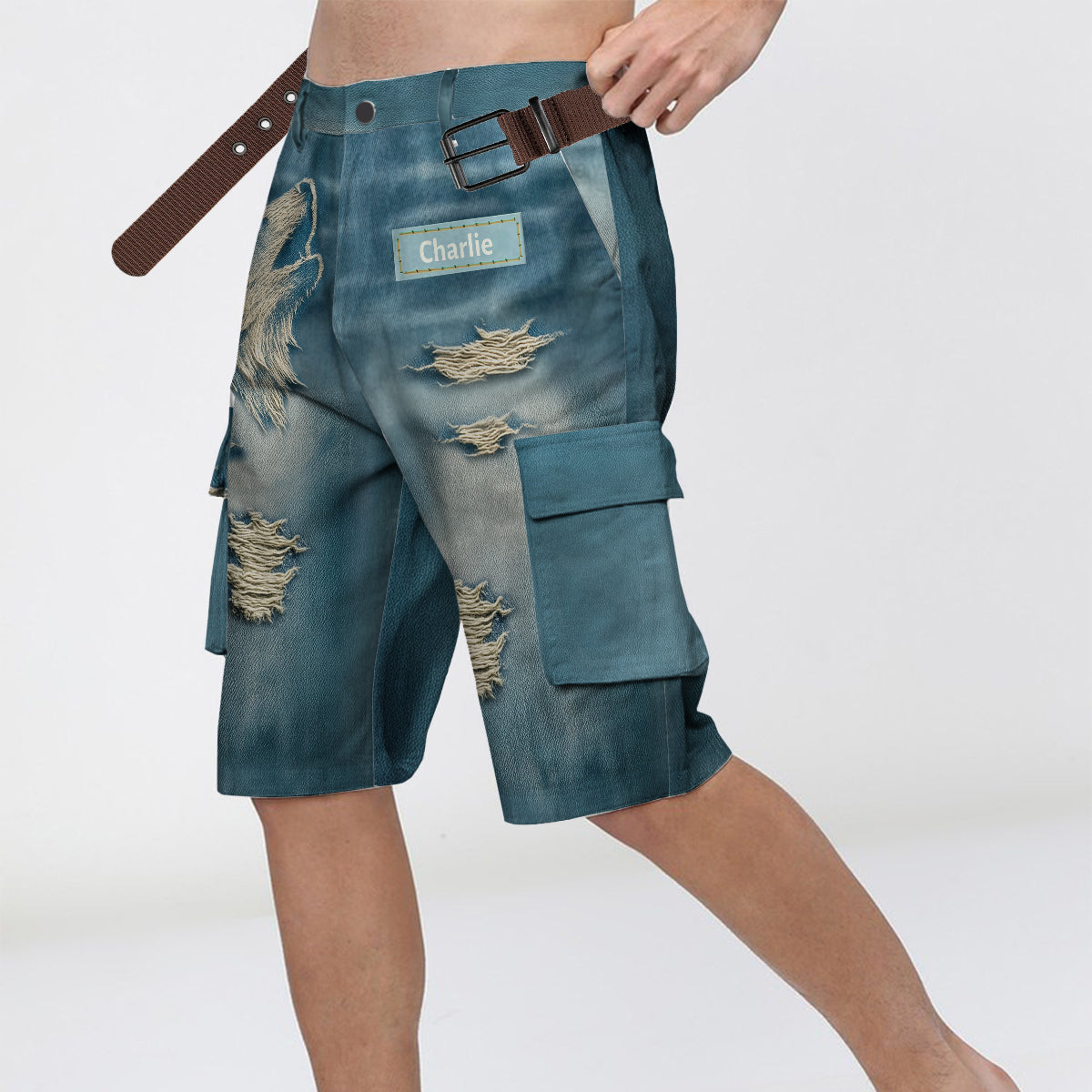 Short cargo personnalisé avec ceinture, motif loup hurlant effet vieilli.