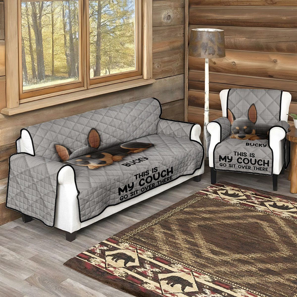 Das ist unsere Couch, setz dich dort drüben hin – personalisierter, gesteppter Sofabezug mit Hundemotiv