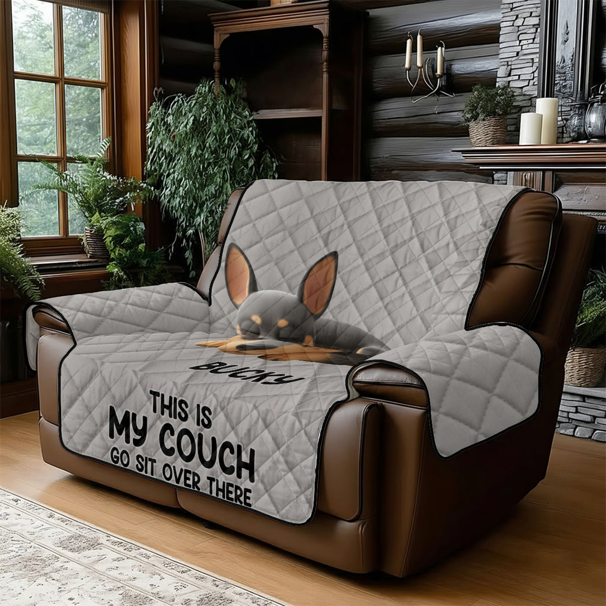 Das ist unsere Couch, setz dich dort drüben hin – personalisierter, gesteppter Sofabezug mit Hundemotiv