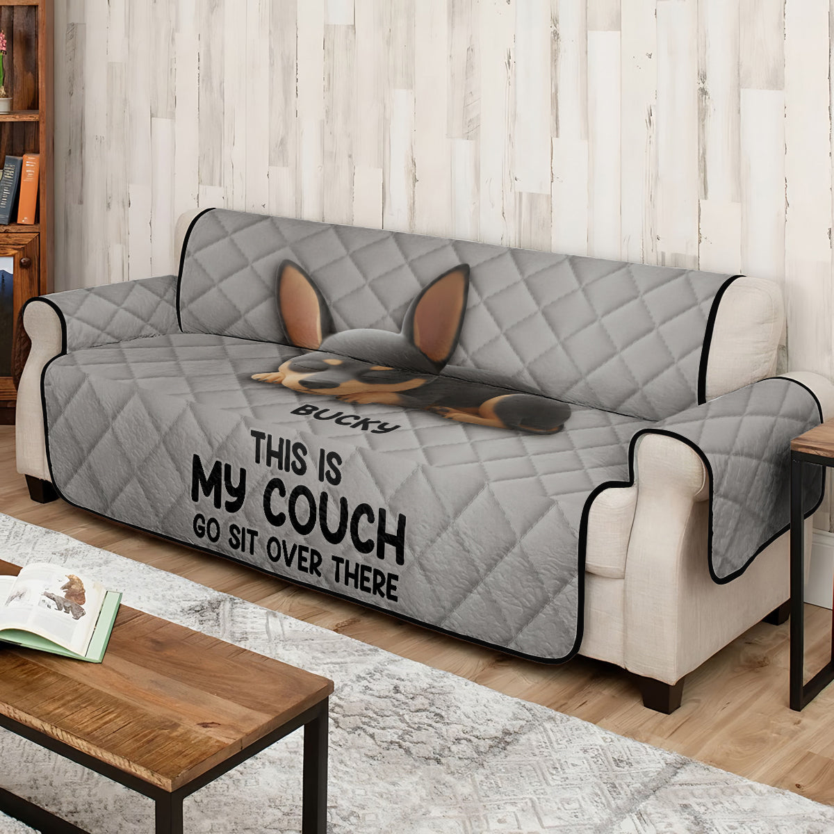 Das ist unsere Couch, setz dich dort drüben hin – personalisierter, gesteppter Sofabezug mit Hundemotiv