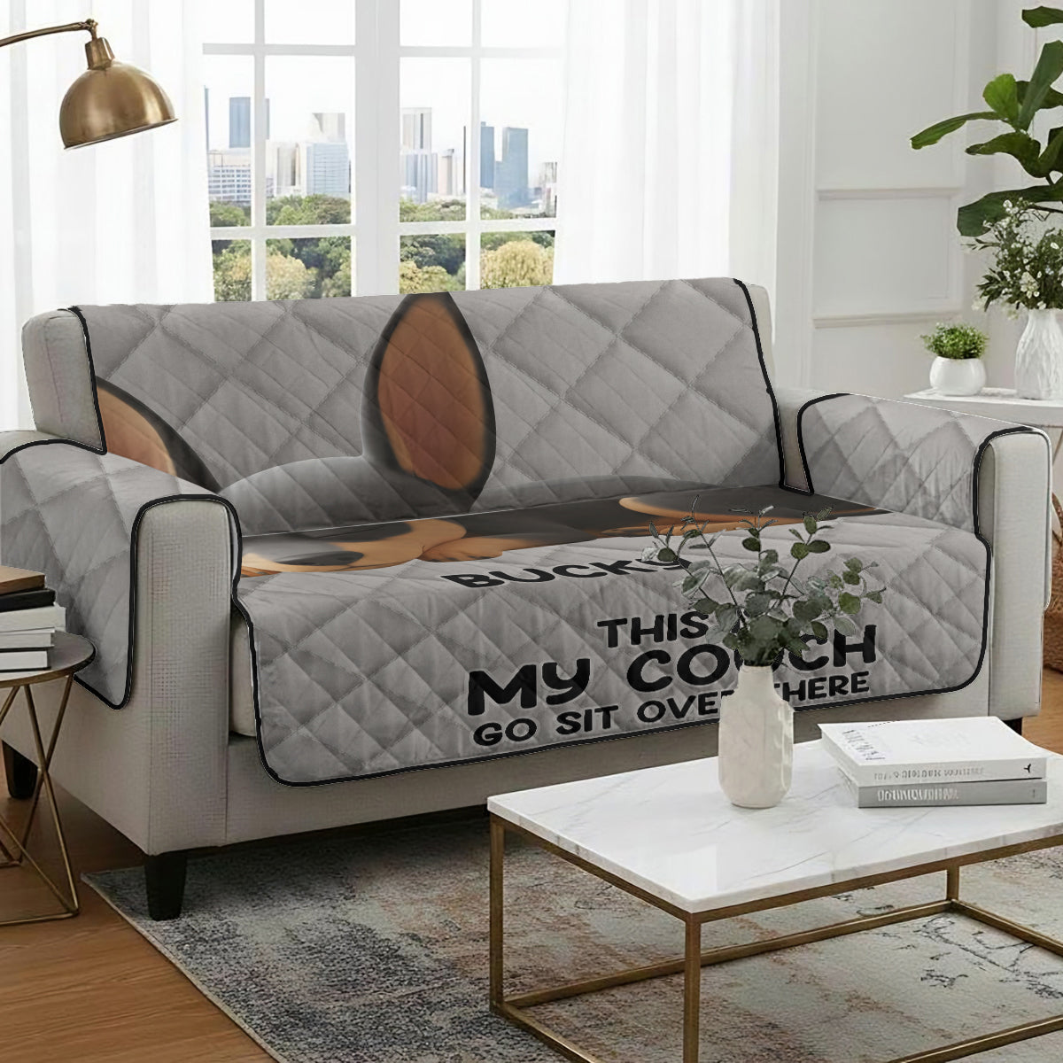 Das ist unsere Couch, setz dich dort drüben hin – personalisierter, gesteppter Sofabezug mit Hundemotiv
