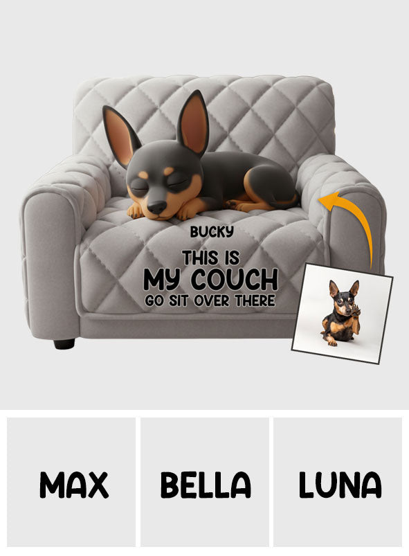 Das ist unsere Couch, setz dich dort drüben hin – personalisierter, gesteppter Sofabezug mit Hundemotiv