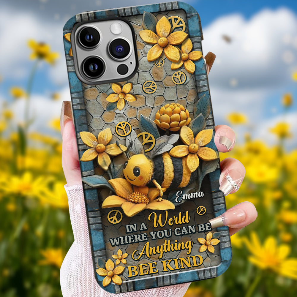 In einer Welt, in der du alles sein kannst, sei freundlich – Personalisierte Handyhülle mit Hippie-Print