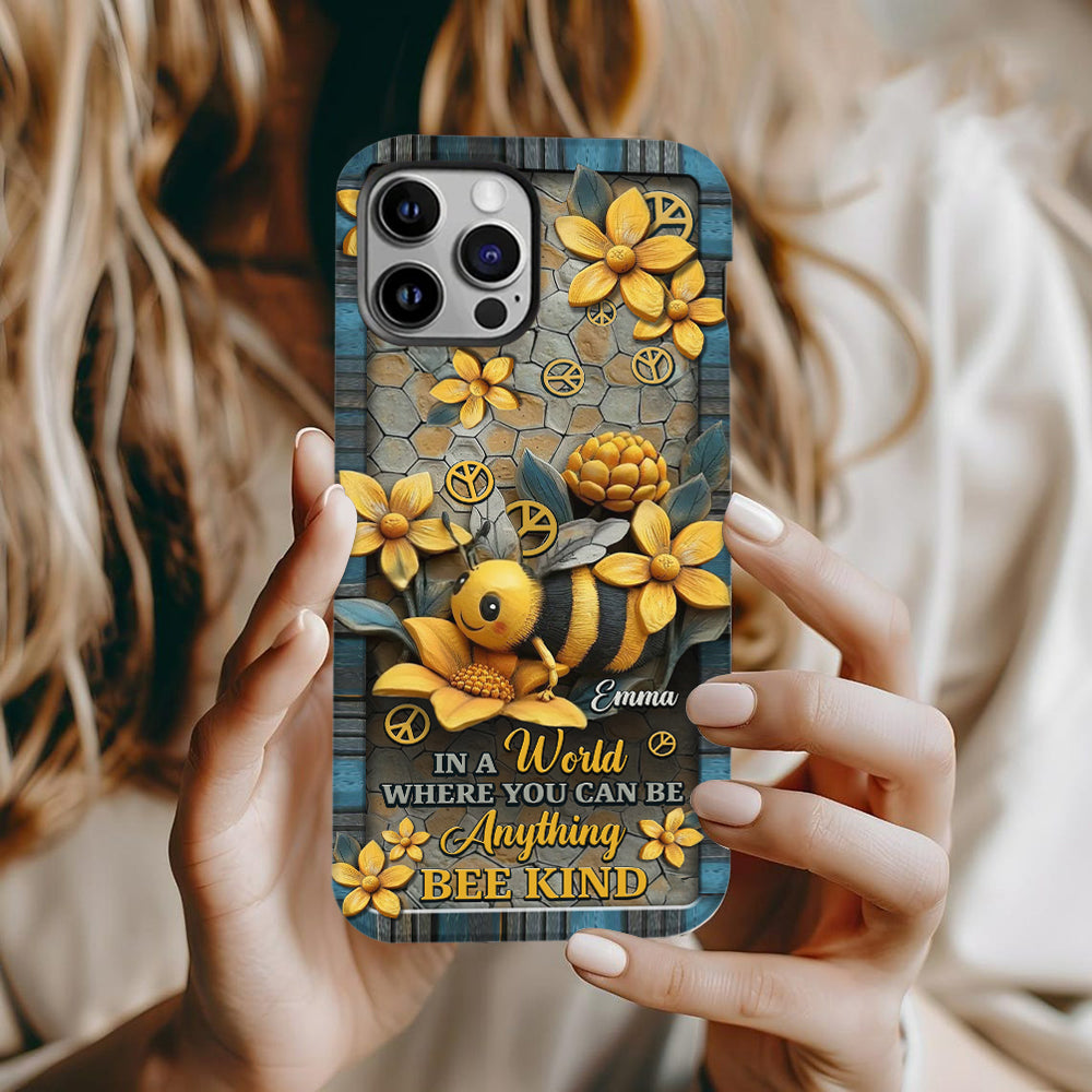 In einer Welt, in der du alles sein kannst, sei freundlich – Personalisierte Handyhülle mit Hippie-Print