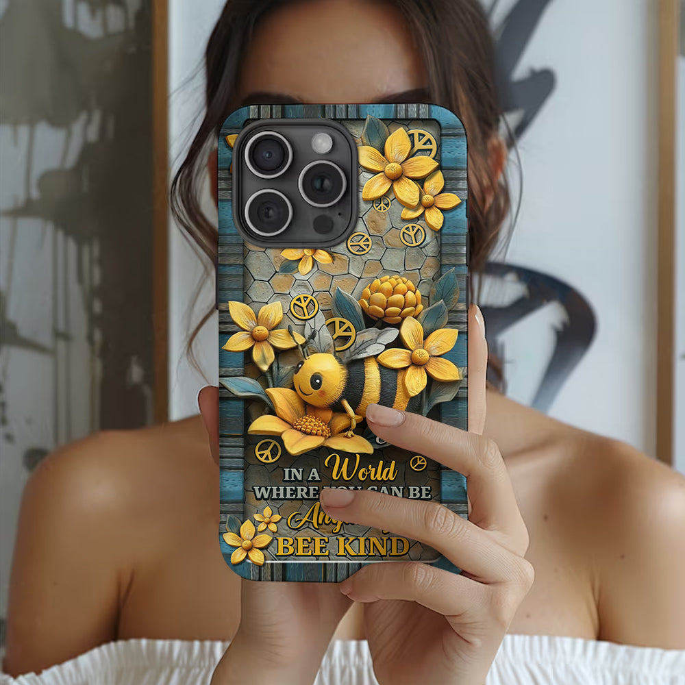In einer Welt, in der du alles sein kannst, sei freundlich – Personalisierte Handyhülle mit Hippie-Print