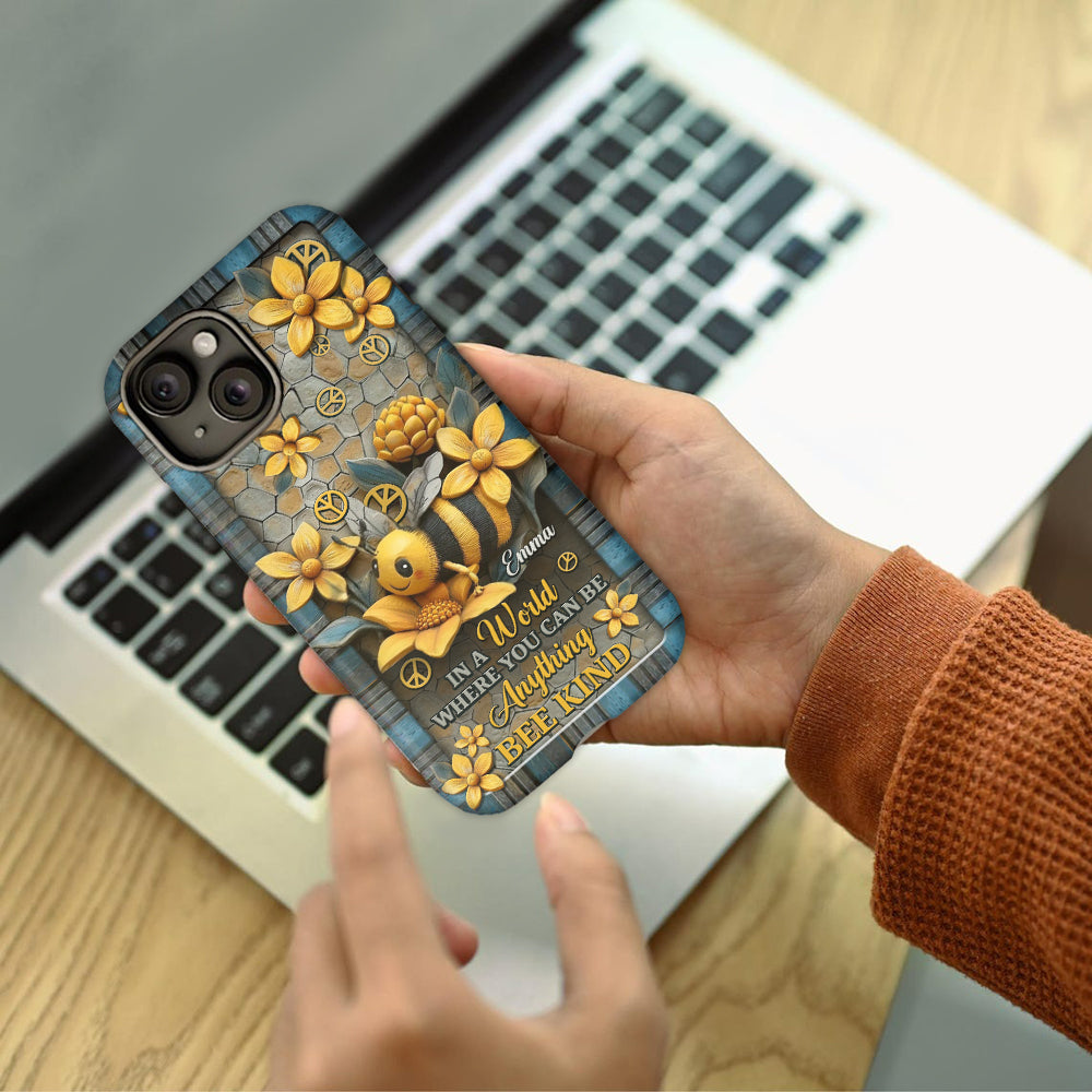 In einer Welt, in der du alles sein kannst, sei freundlich – Personalisierte Handyhülle mit Hippie-Print