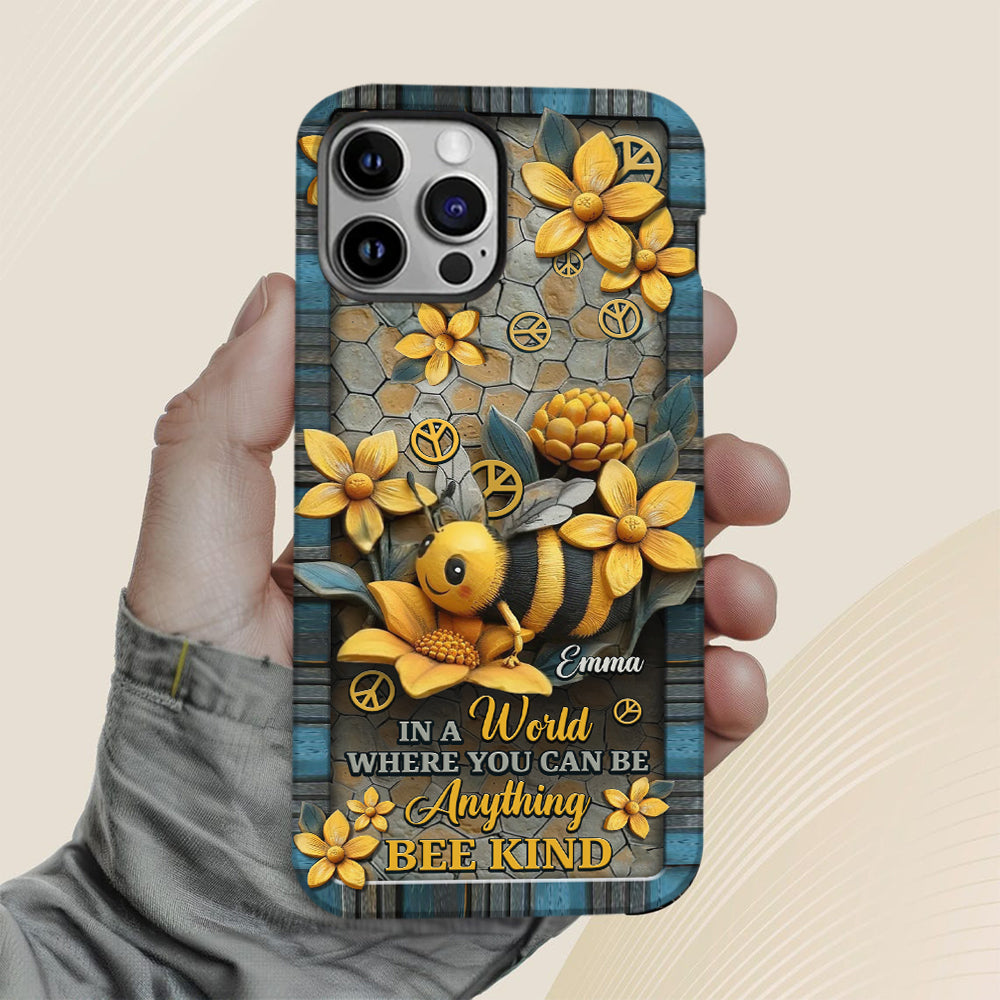 In einer Welt, in der du alles sein kannst, sei freundlich – Personalisierte Handyhülle mit Hippie-Print