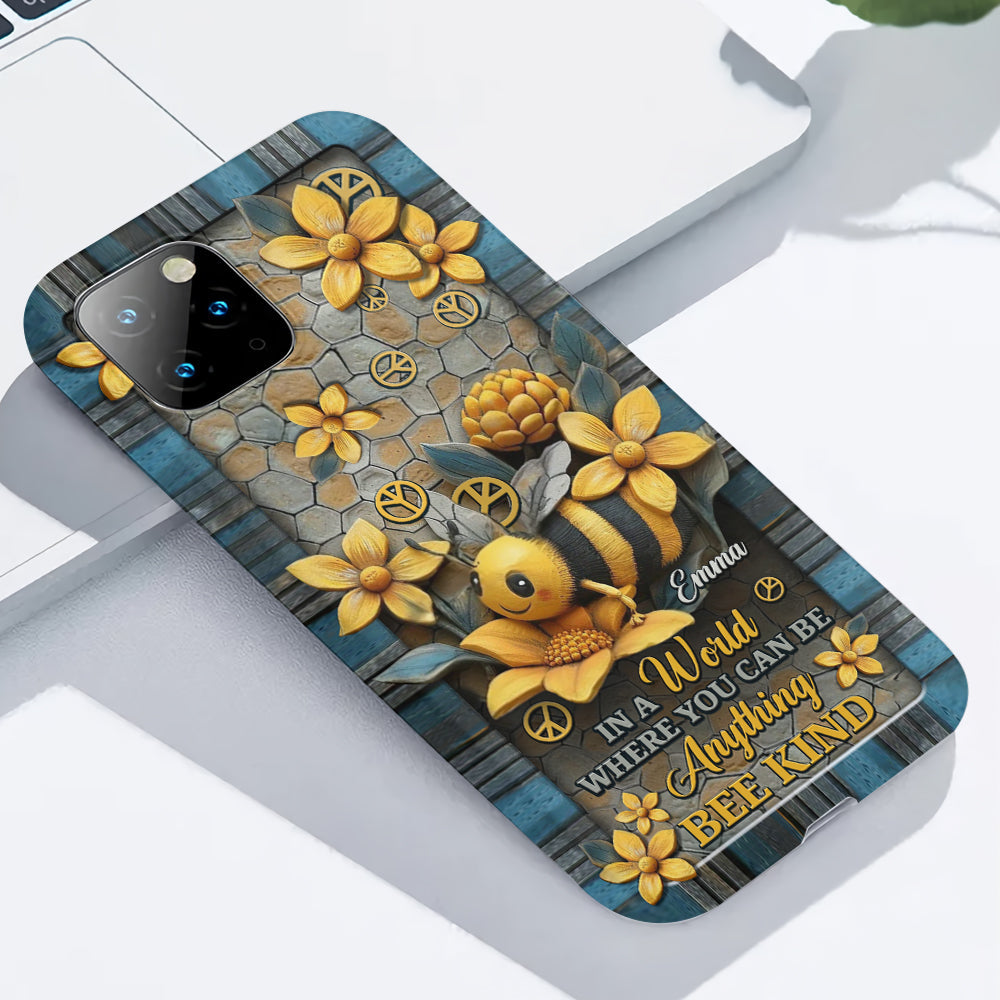 In einer Welt, in der du alles sein kannst, sei freundlich – Personalisierte Handyhülle mit Hippie-Print
