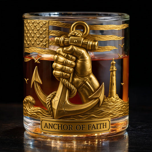 Hand hält einen Anker - Personalisiertes Whiskyglas für Bootsfahrer