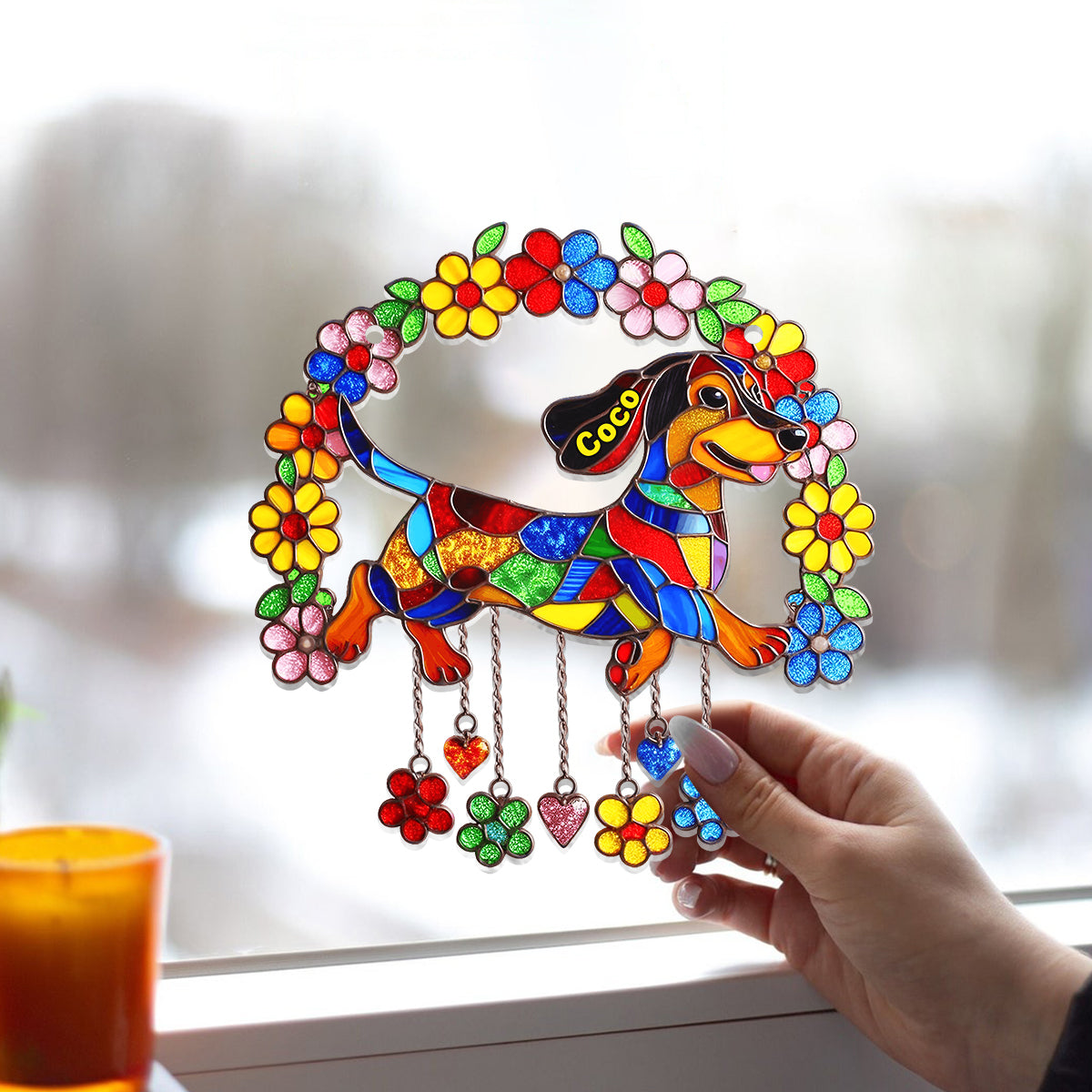 Niedlicher Dackel mit Blumen – Personalisierter Dackel-Fensterhänger als Sonnenfänger