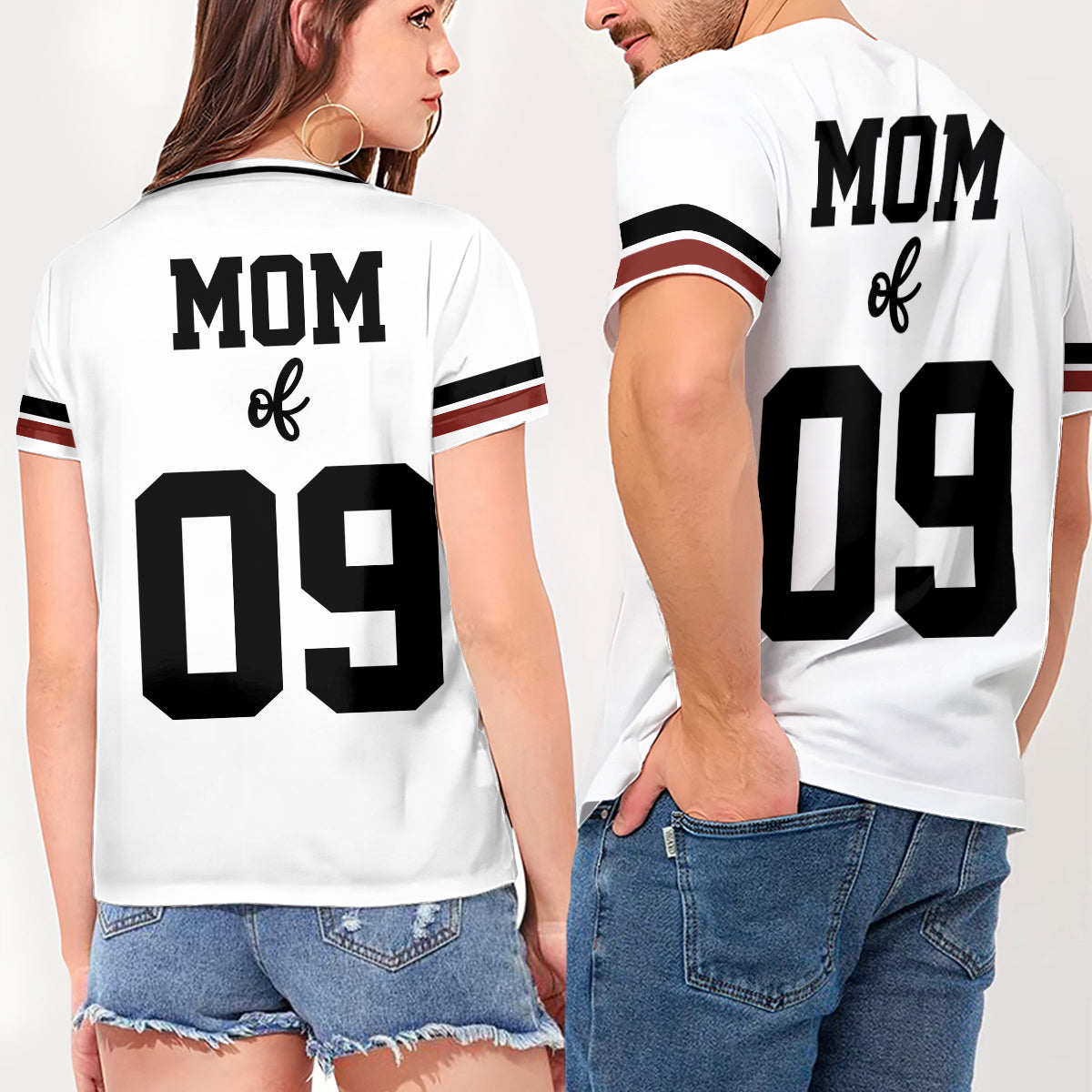 Maman/Papa/Mamie/Papi/Oncle/Tante de footballeur... - T-shirt à col en V entièrement imprimé sur le thème du football
