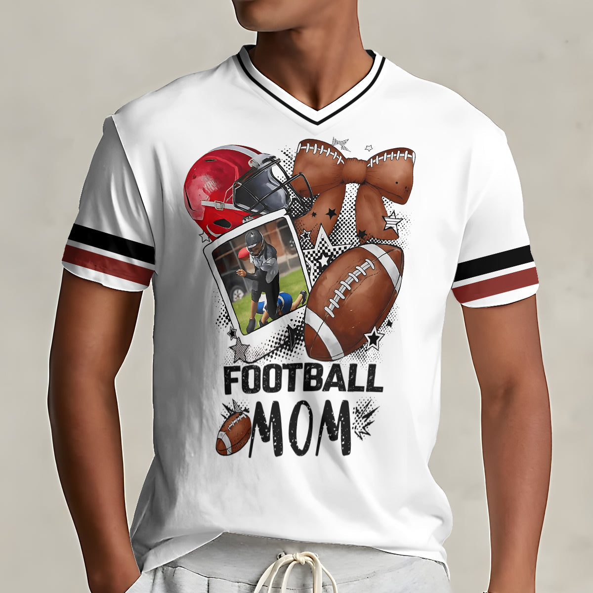 Maman/Papa/Mamie/Papi/Oncle/Tante de footballeur... - T-shirt à col en V entièrement imprimé sur le thème du football
