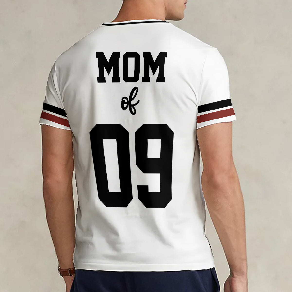 Maman/Papa/Mamie/Papi/Oncle/Tante de footballeur... - T-shirt à col en V entièrement imprimé sur le thème du football