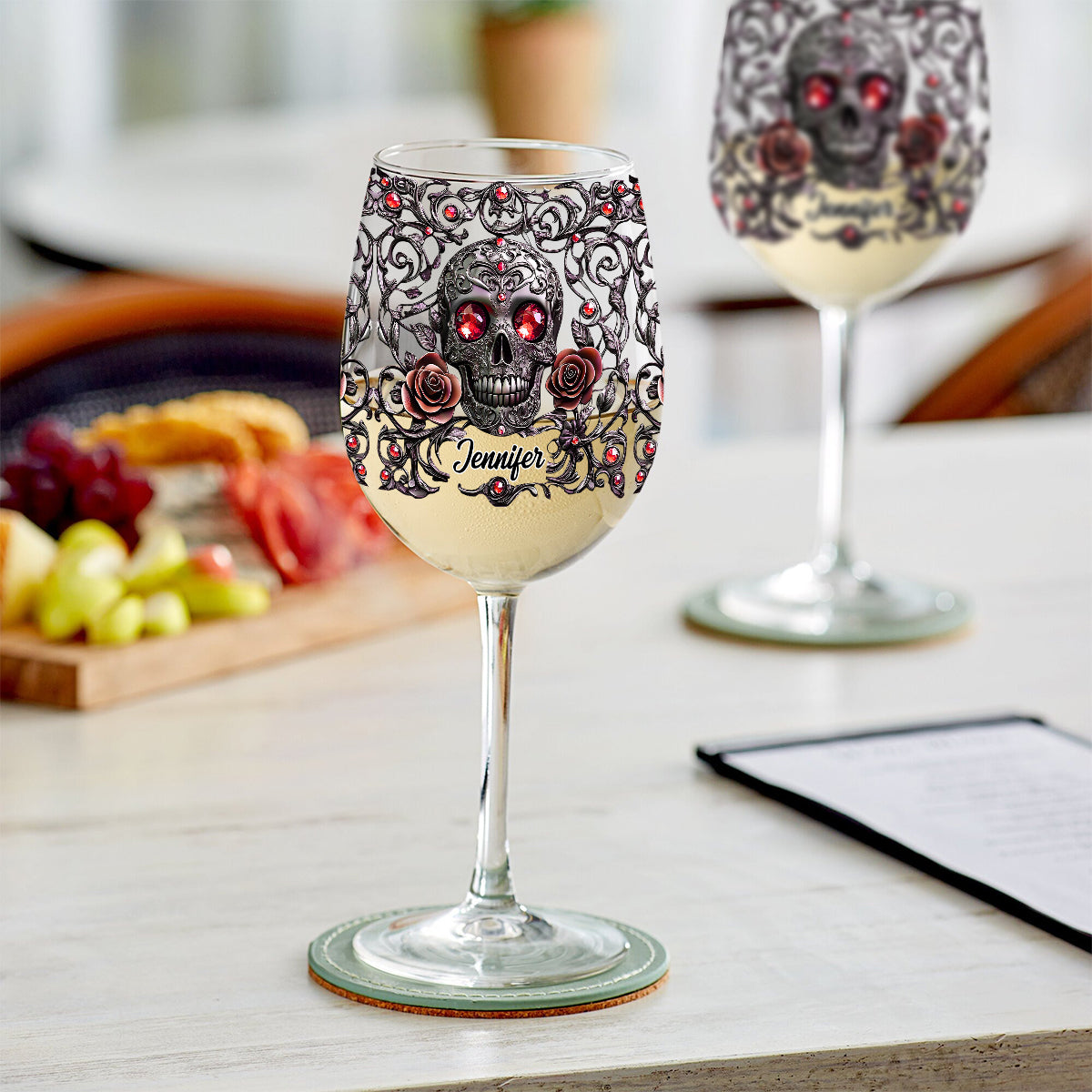 Totenkopf, Wein & Rosen – Personalisiertes Weinglas mit langem Stiel