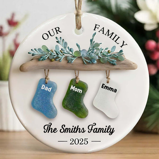 Notre famille, Joyeux Noël 2025 - Ornement rond en céramique personnalisé pour la famille
