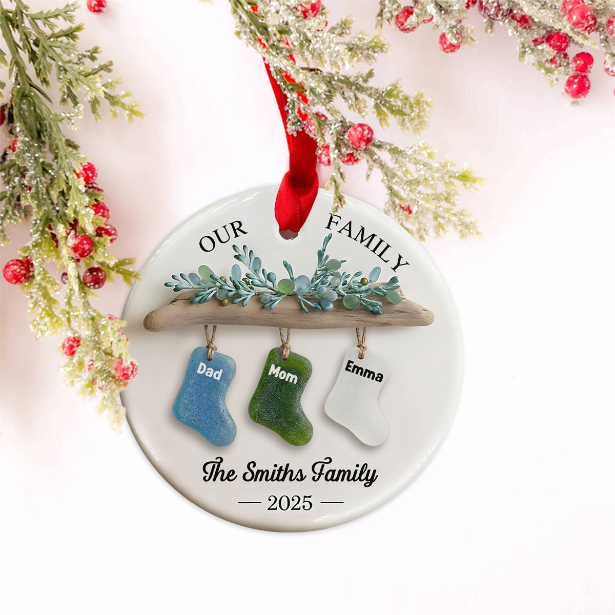 Notre famille, Joyeux Noël 2025 - Ornement rond en céramique personnalisé pour la famille
