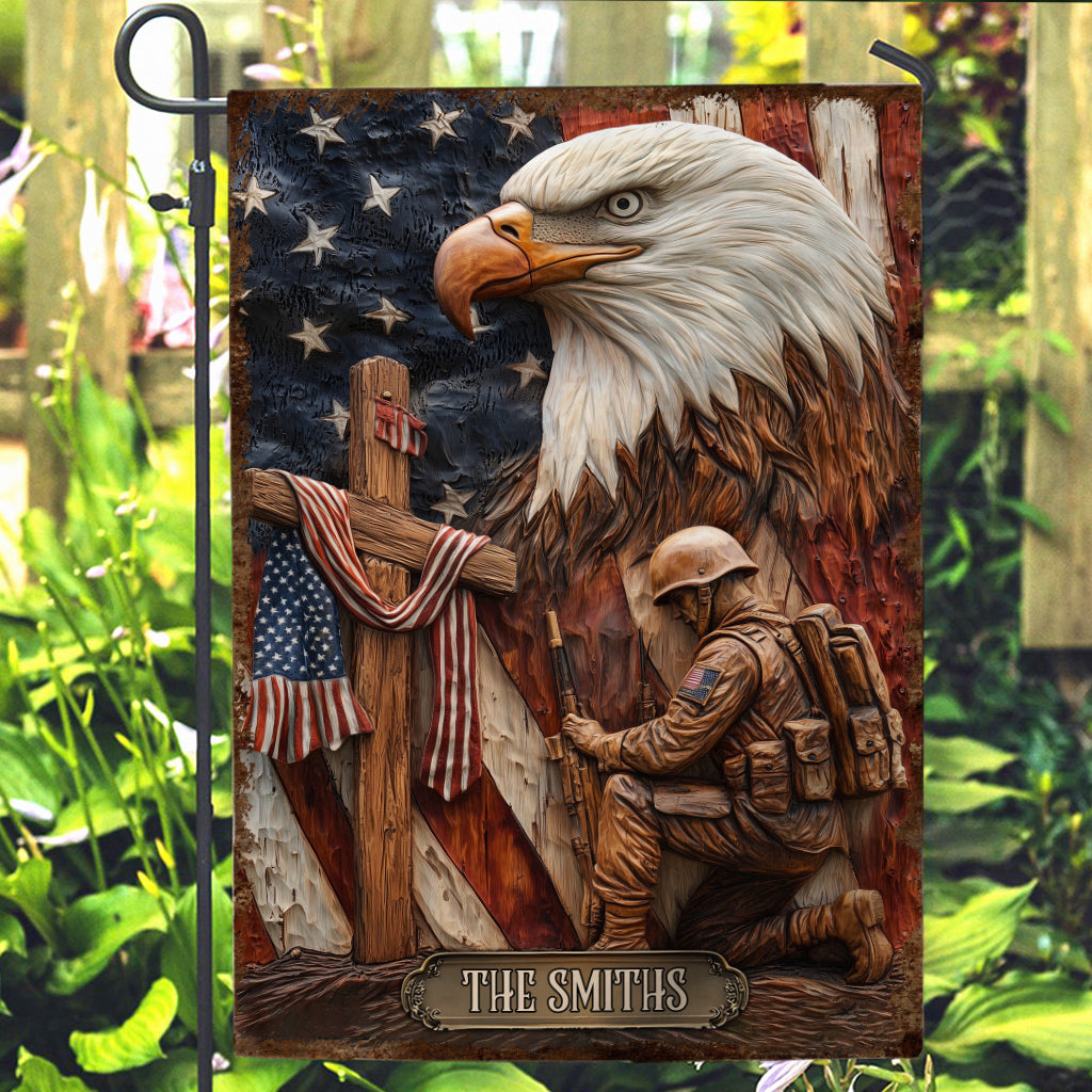 Drapeau de jardin personnalisé pour vétérans, représentant un aigle patriotique, un soldat agenouillé et une croix du Christ.