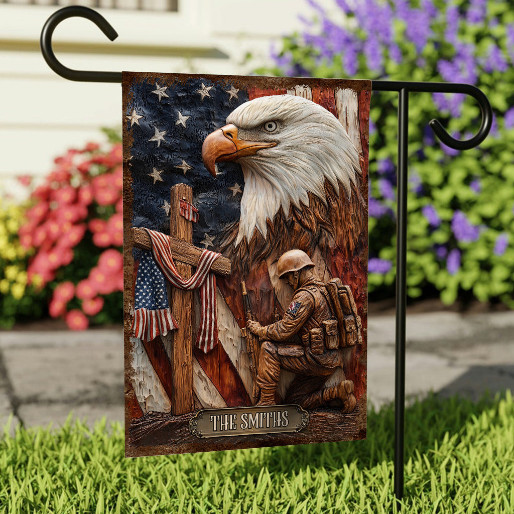 Drapeau de jardin personnalisé pour vétérans, représentant un aigle patriotique, un soldat agenouillé et une croix du Christ.