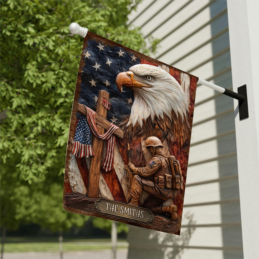 Drapeau de jardin personnalisé pour vétérans, représentant un aigle patriotique, un soldat agenouillé et une croix du Christ.