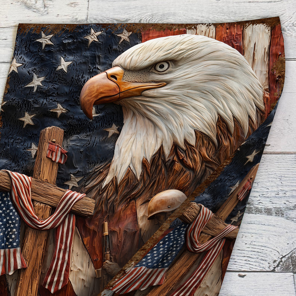 Drapeau de jardin personnalisé pour vétérans, représentant un aigle patriotique, un soldat agenouillé et une croix du Christ.