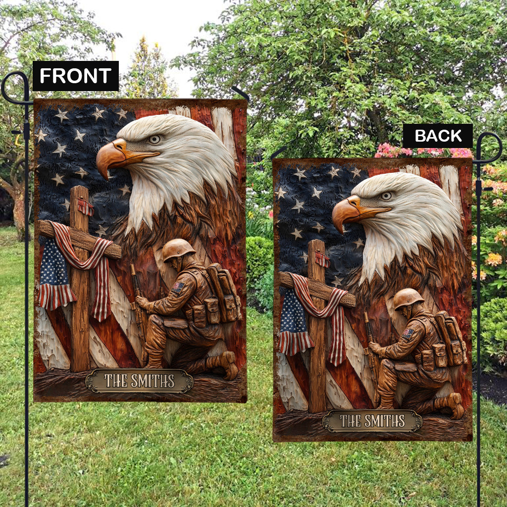 Drapeau de jardin personnalisé pour vétérans, représentant un aigle patriotique, un soldat agenouillé et une croix du Christ.