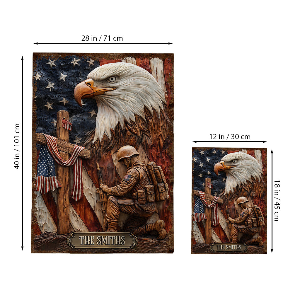 Drapeau de jardin personnalisé pour vétérans, représentant un aigle patriotique, un soldat agenouillé et une croix du Christ.