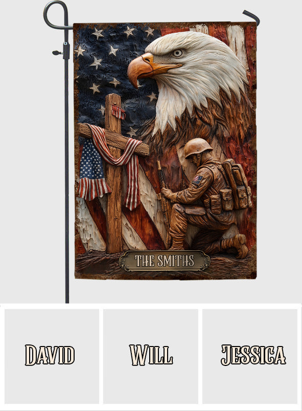 Drapeau de jardin personnalisé pour vétérans, représentant un aigle patriotique, un soldat agenouillé et une croix du Christ.